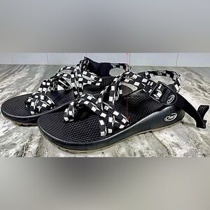 Size 8 - Chaco ZX/2 Women’s Classic Strappy Sport Sandals. Black White J107214
